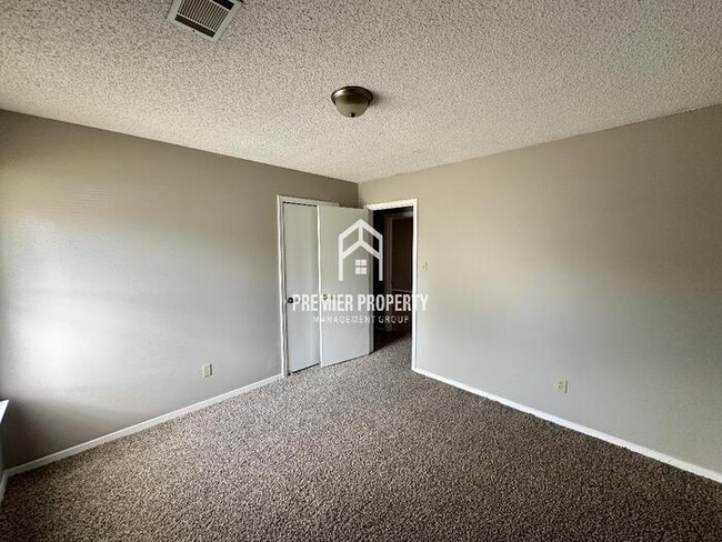 Building Photo - 6016 Rosewind Cir W