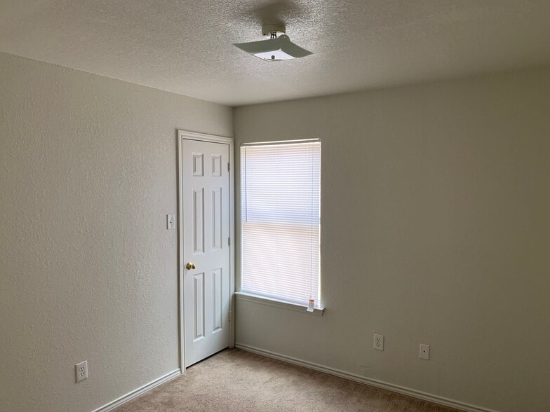 Building Photo - 3301 Toledo Dr