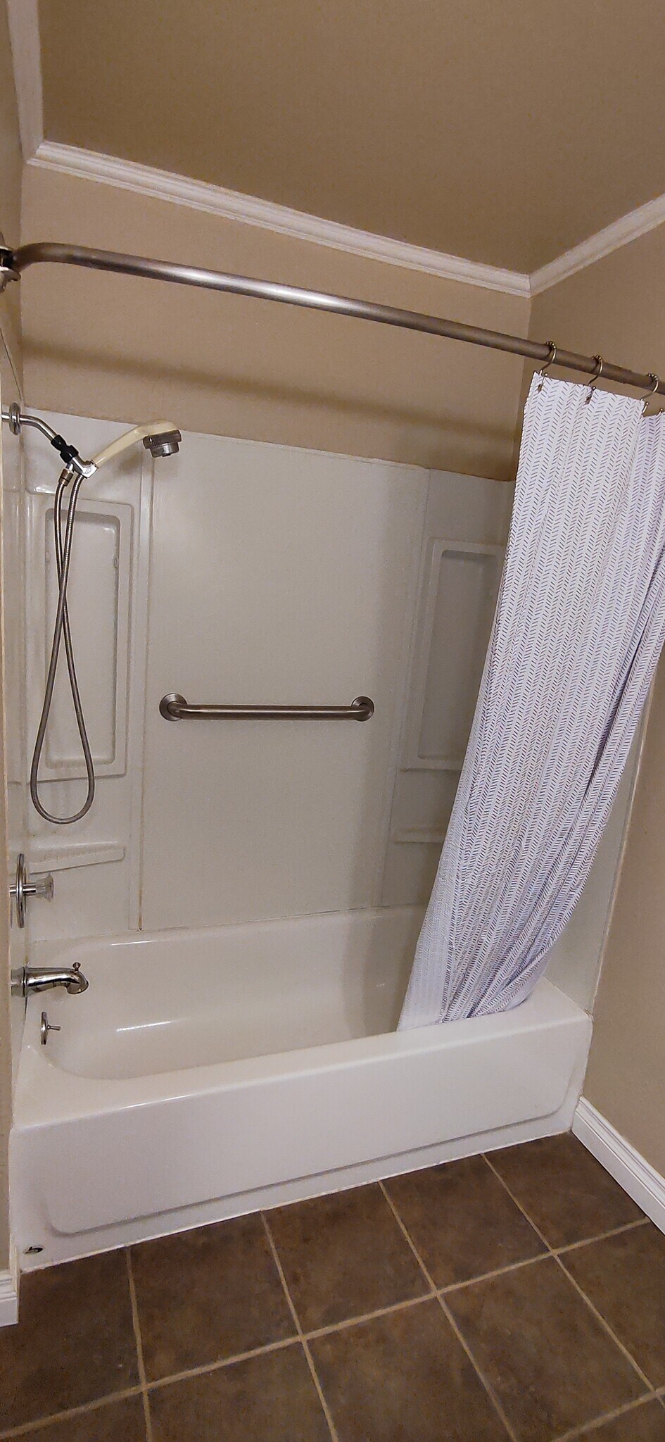 Hall bathroom shower. - 250 Parkside Gln