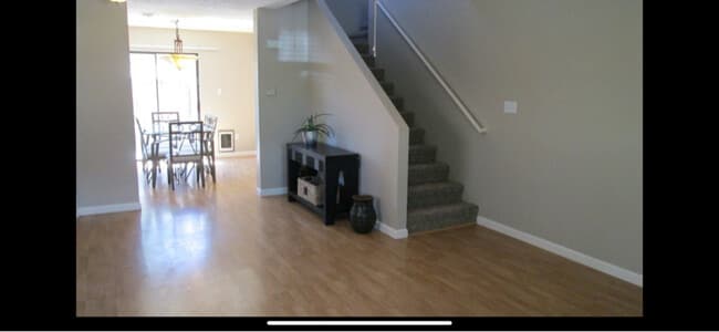 Building Photo - 8605 El Monte Ln NE