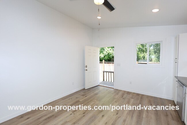 Building Photo - SE 88th Ave - 2 bedroom ADU close to the restaurants and shops along SE 92nd Ave and SE Foster Blvd