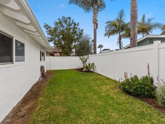 Building Photo - Oceanside Beach-Close 3BD/2BA Home with Easy Freeway Access