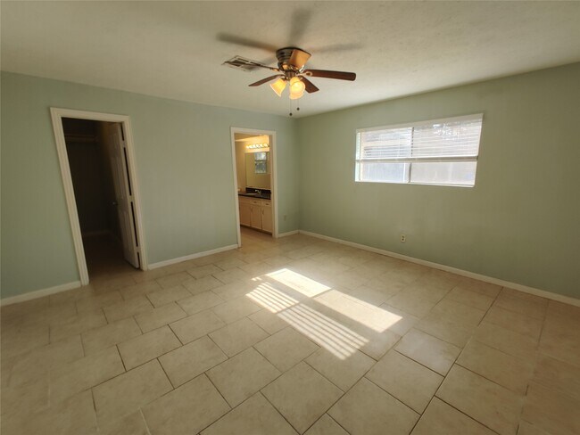 Building Photo - 633 Mosswood Dr