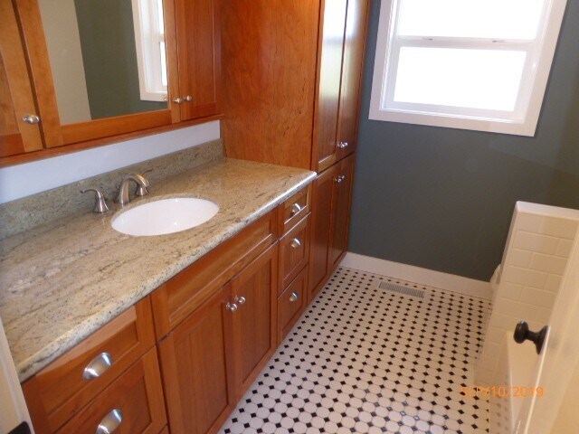 Building Photo - Remodeled 4 Bed 2 Bath Home Near Downtown ...