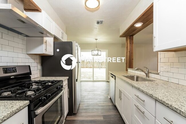 Building Photo - 3 Bedroom Pet-Friendly Home in Oklahoma City, OK with Main Street Renewal