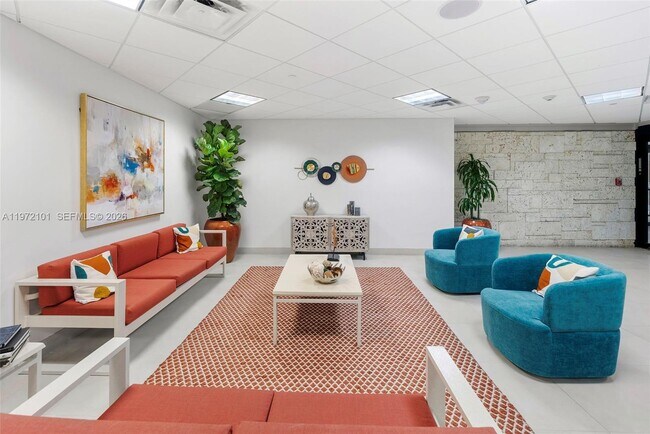 Building Photo - 2555 Collins Ave