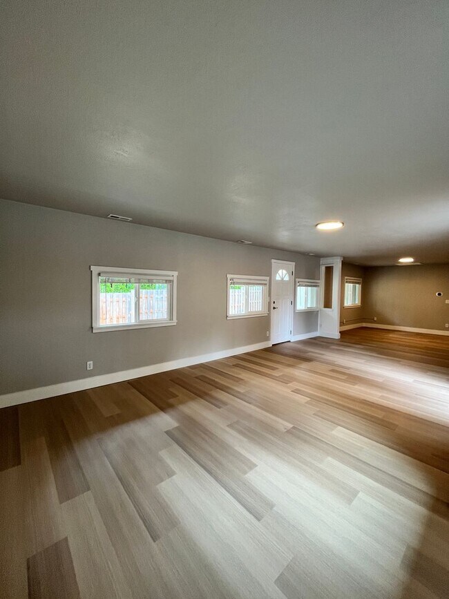 Building Photo - 1410 SE River Forest Rd