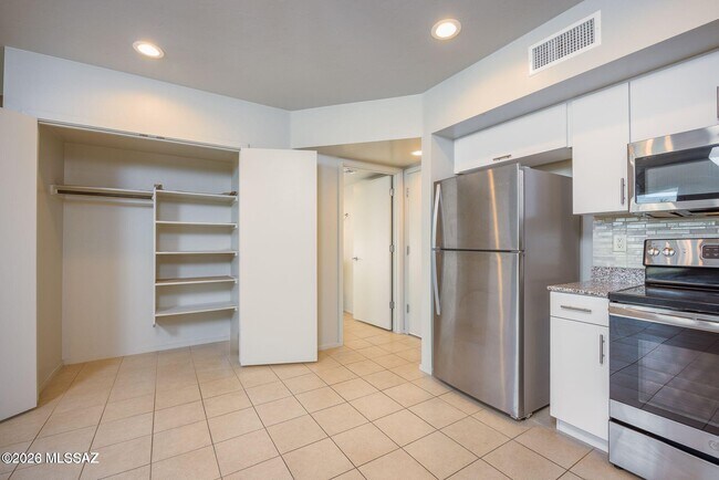 Building Photo - 848 E Park Modern Dr