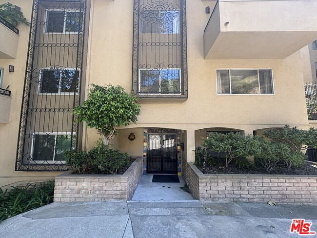 Building Photo - 6752 Hillpark Dr
