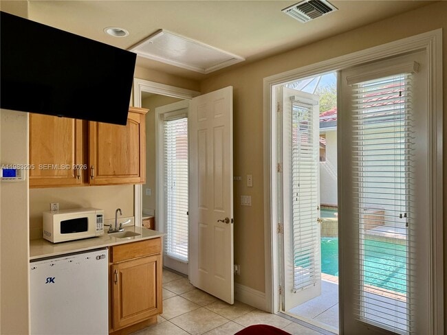 Building Photo - 1740 Ludlow Rd