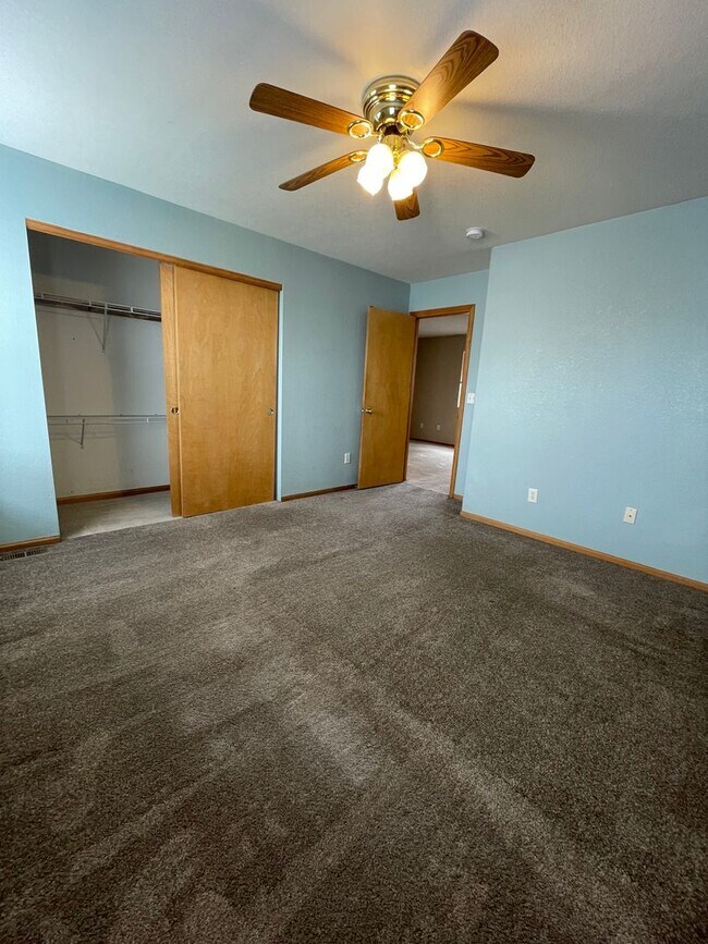 Building Photo - 3 Bedroom 2 Bath House in Thornton Available Now!