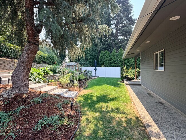 Building Photo - Executive 5 bed/4 bath home, POOL with pool service, decks with VIEWS, two kitchen/living room ar...