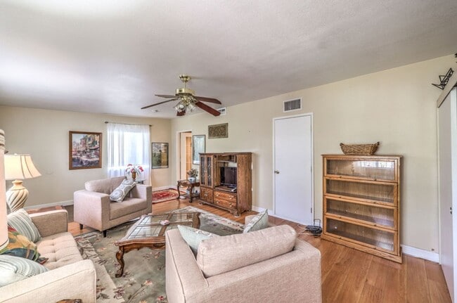 Building Photo - 1 Bedroom Casita with Pool Access!