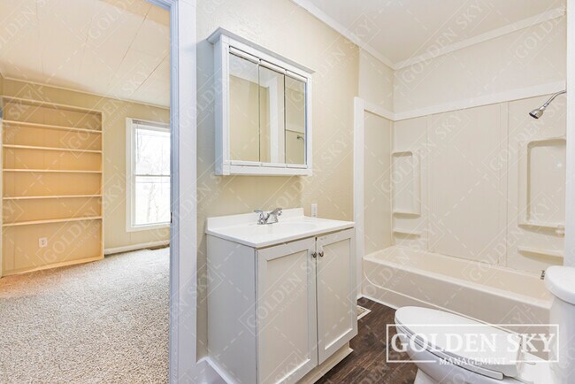 Building Photo - 628 W Memorial Dr