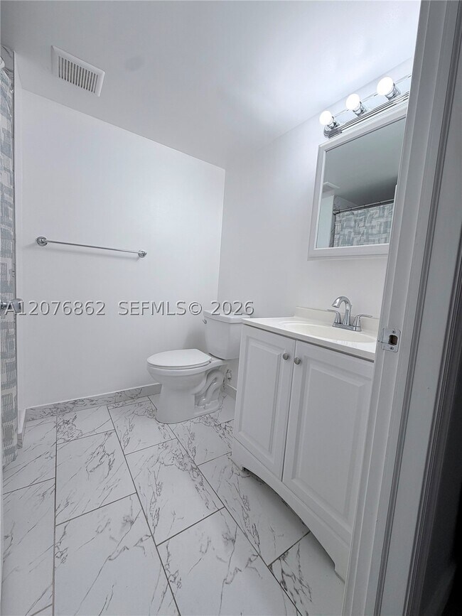 Building Photo - 9731 Fontainebleau Blvd