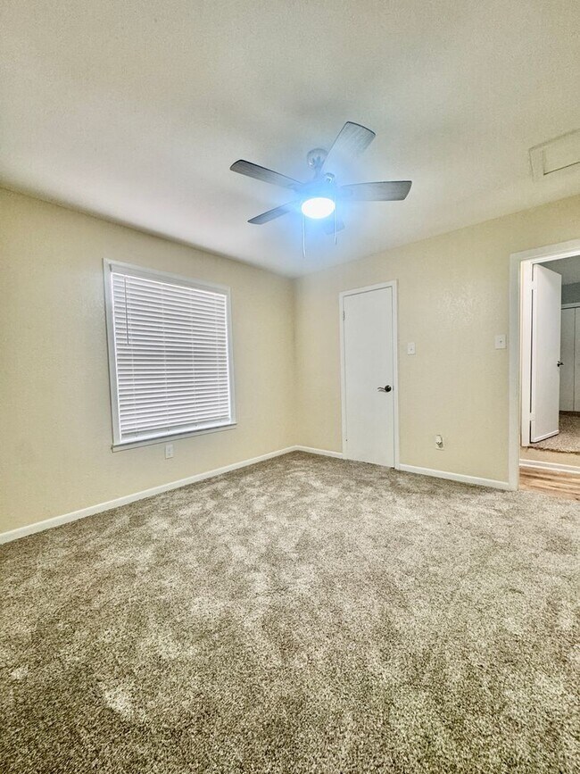 Building Photo - Newly Renovated Woodway Home