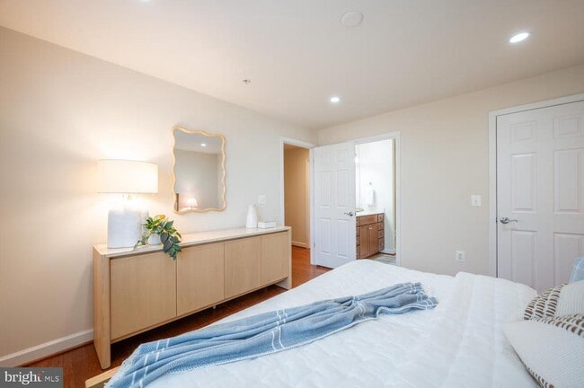 Building Photo - 4113 S Four Mile Run Dr