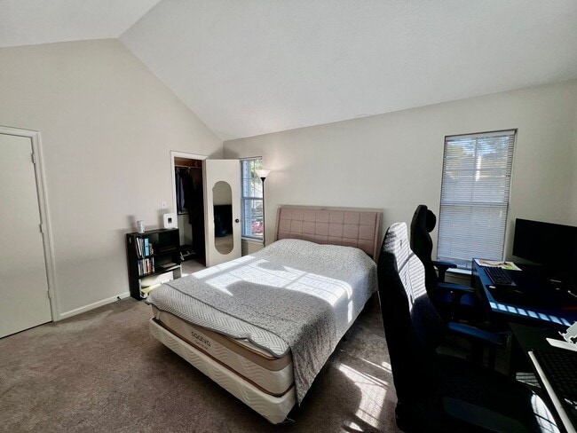 Building Photo - Beautiful 2-Bedroom End Unit Townhome in O...