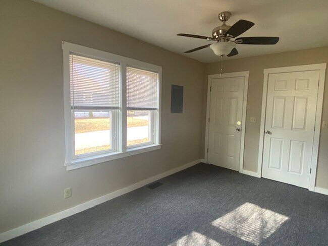 Building Photo - Adorable 2 Bedroom Early August