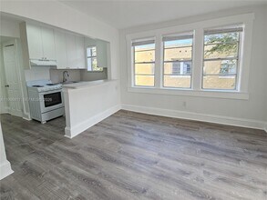 Building Photo - 2007 SW 10th St