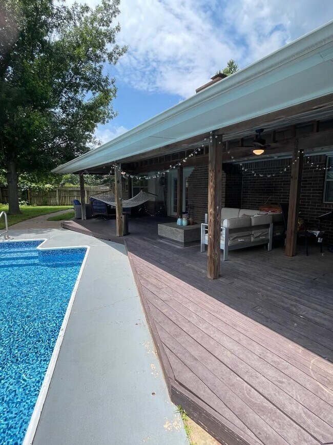 Building Photo - Gorgeous 3 BED, 2 BATH PLUS OFFICE WITH POOL!!!