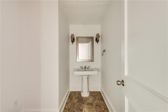 Building Photo - 2885 Woodside St