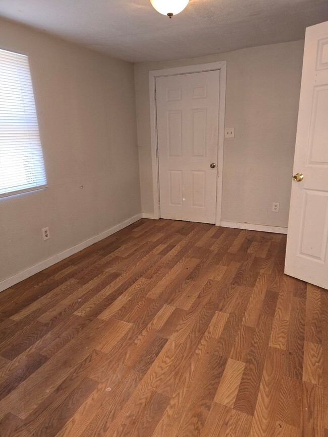 Building Photo - Knoxville 37917 - 3 bedroom, 1 bath home w...