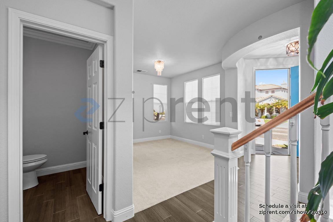 Building Photo - 2862 Safford Ave