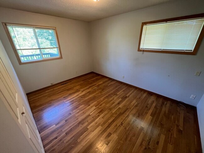 Building Photo - 11828 Monroe Cir NE