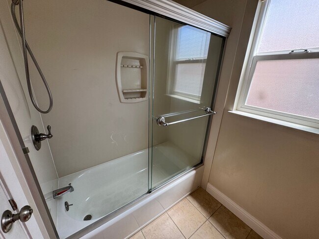 Building Photo - Fully Furnished 3BED/2BATH SFH For Rent in the Desirable City of San Leandro, Ca!!!!