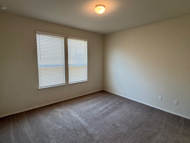 Building Photo - 541 Summer Pointe