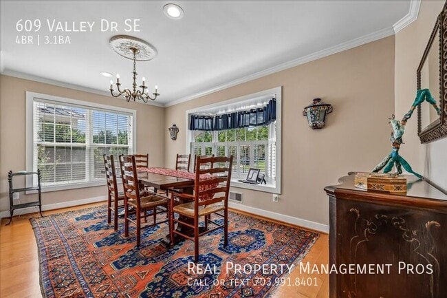 Building Photo - 609 Valley Dr SE