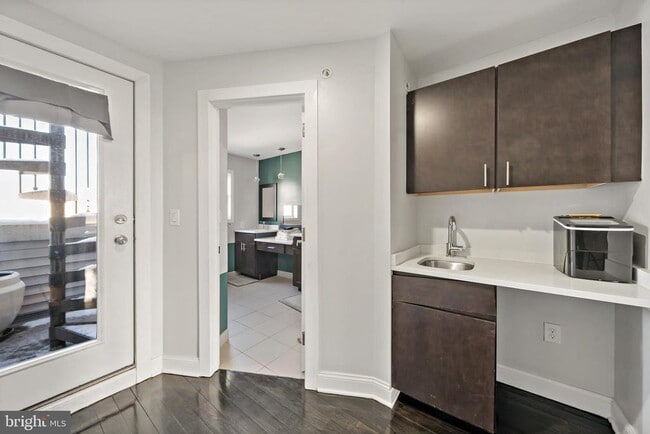 Building Photo - 1517 Latona St