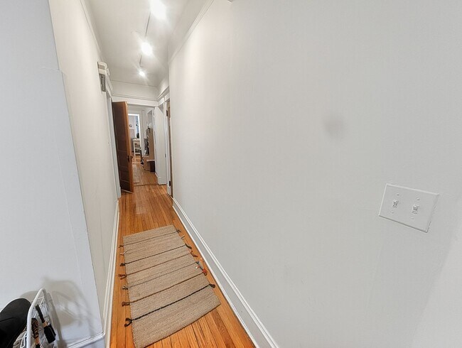 Building Photo - Very Spacious 2 BR/1 BA in Wrigleyville