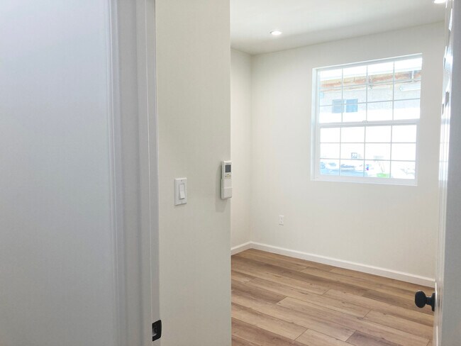 Building Photo - 3332 Thorpe Ave