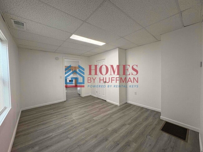 Building Photo - Downstairs One Bedroom | Duplex