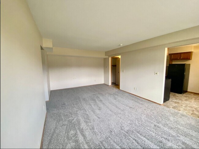 Building Photo - 2 Bedroom/1.5 Bathroom Apartment - First Floor