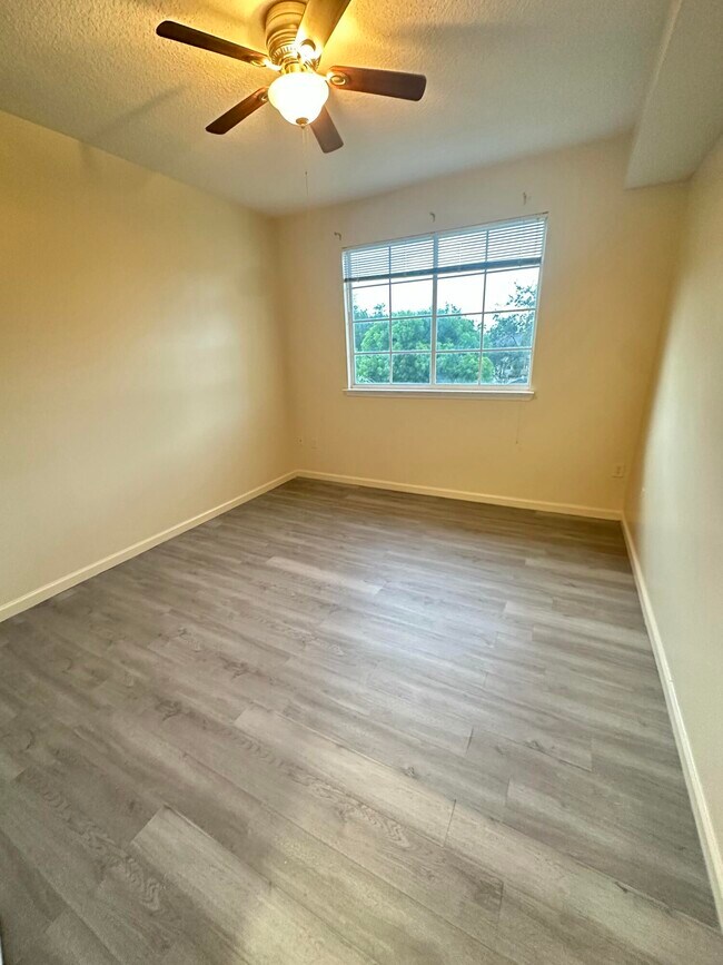 Building Photo - 9833 Baywinds Blvd