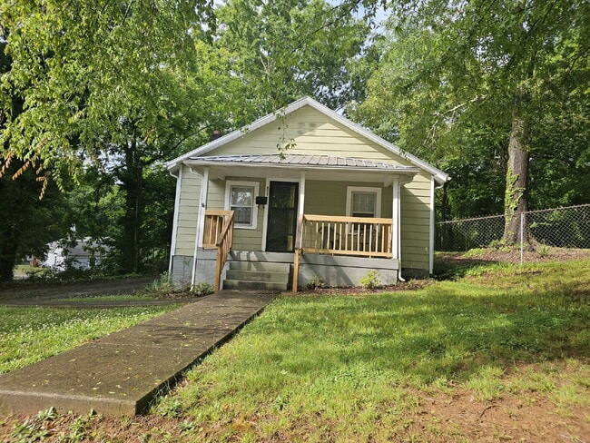 Building Photo - Charming 2-Bedroom Home Near Downtown Lincolnton!
