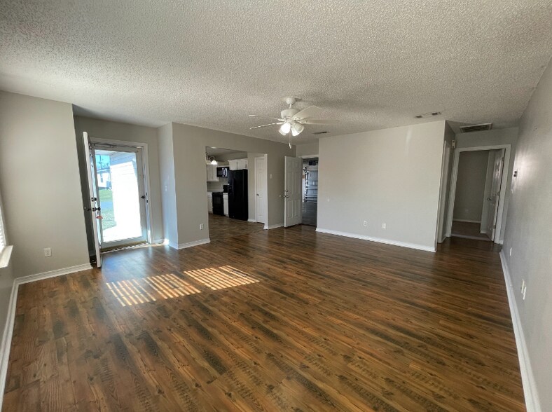 Building Photo - 447 Apple Dr