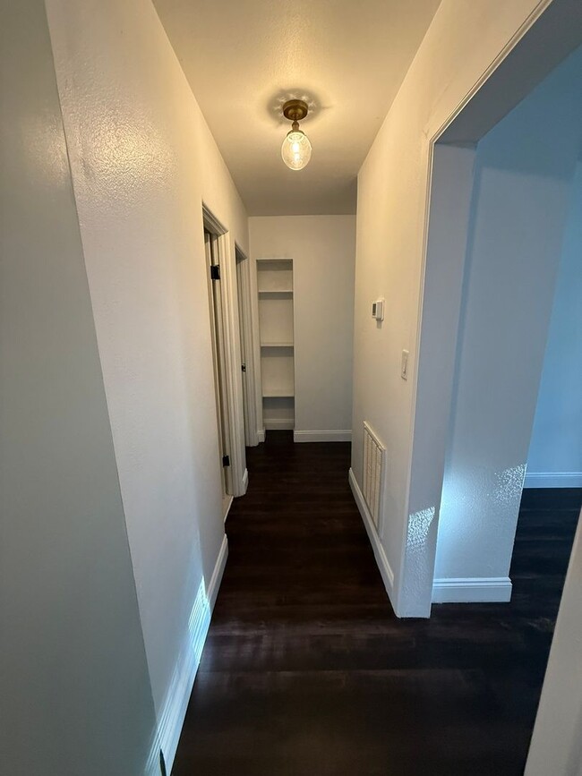 Building Photo - Renovated 2/1 Home walkable to Downtown De...