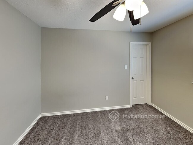 Building Photo - 12002 Peachtree Ln