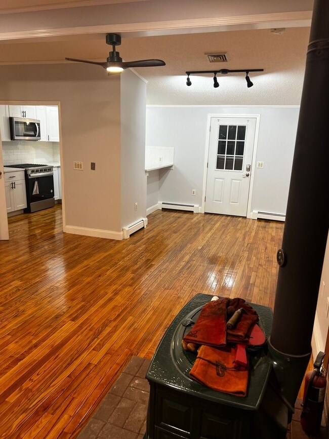 Building Photo - 4-Bedroom, 2-Bath Home with Modern Comforts in Tyngsboro, MA