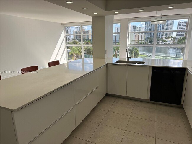 Building Photo - 400 Leslie Dr