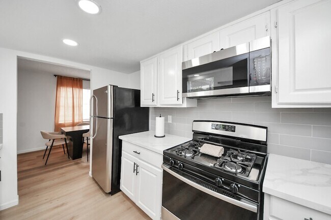 Building Photo - 8631 Valley Ledge Dr