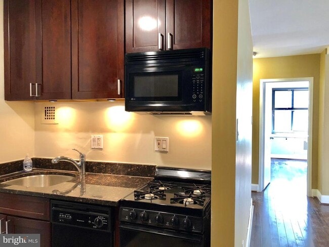 Building Photo - 1021 Arlington Blvd