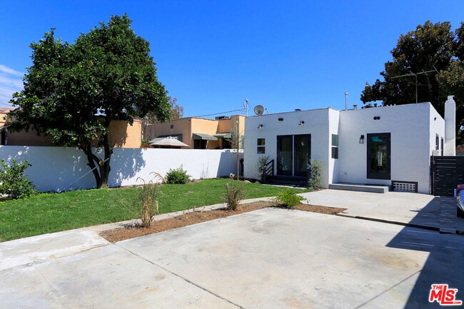 Building Photo - 3835 Hollypark Pl