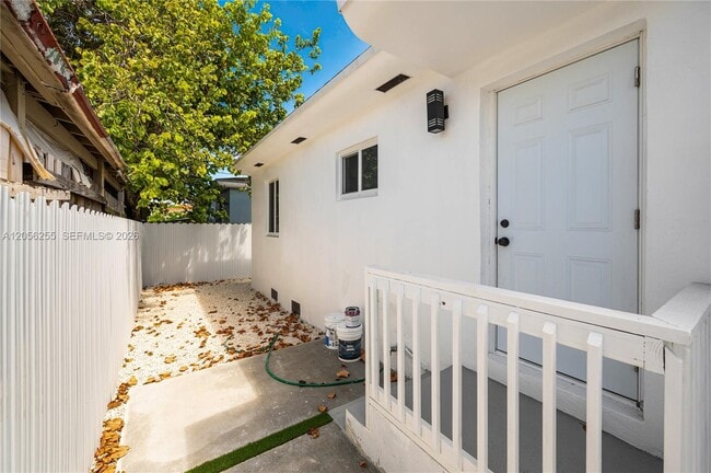 Building Photo - 2641 SW 29th Ct