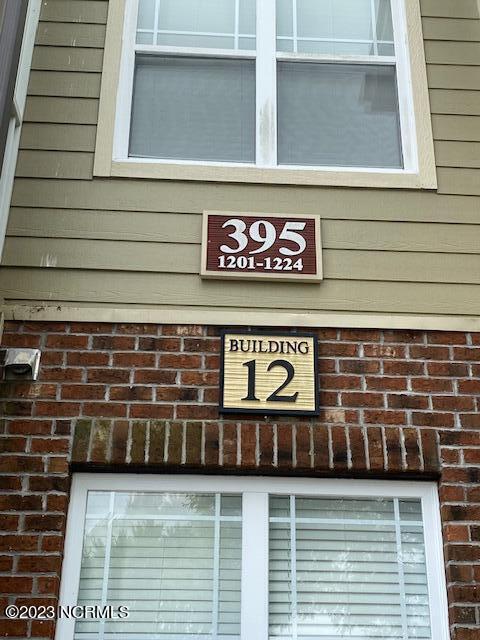 Building Photo - 395 S Crow Creek Dr