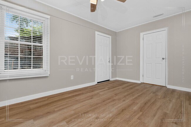Building Photo - 2900 Lott Dr